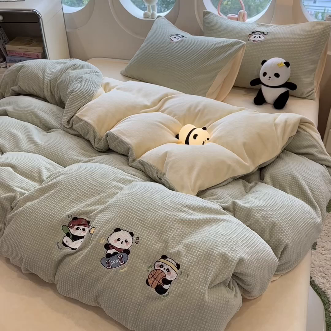 91家纺网 家纺一手货源 找家纺 凯罗 2025秋冬牛奶绒绣花四件套 熊仔兴趣班