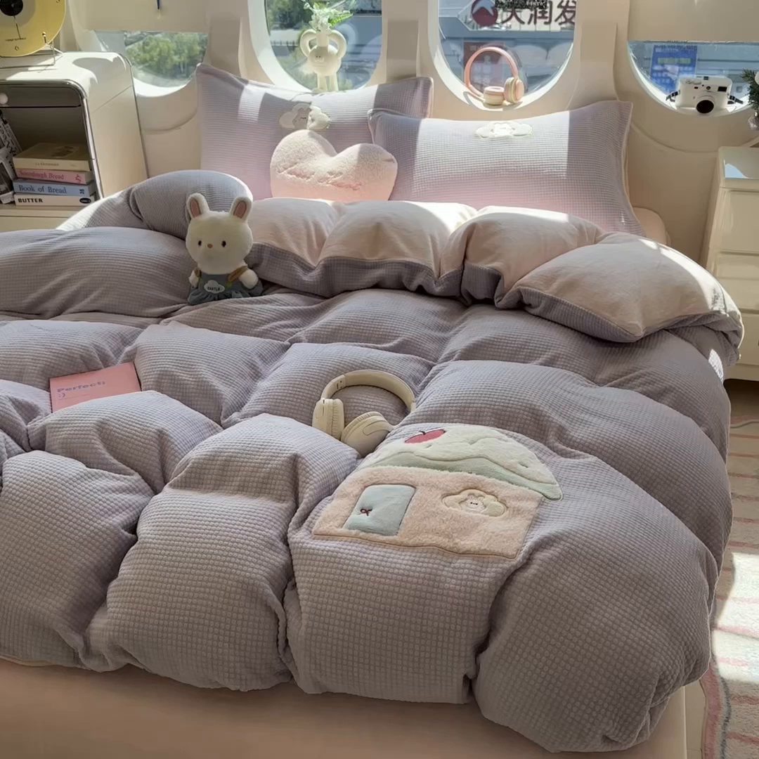 91家纺网 家纺一手货源 找家纺 凯罗 2025秋冬牛奶绒绣花四件套 奶油小屋