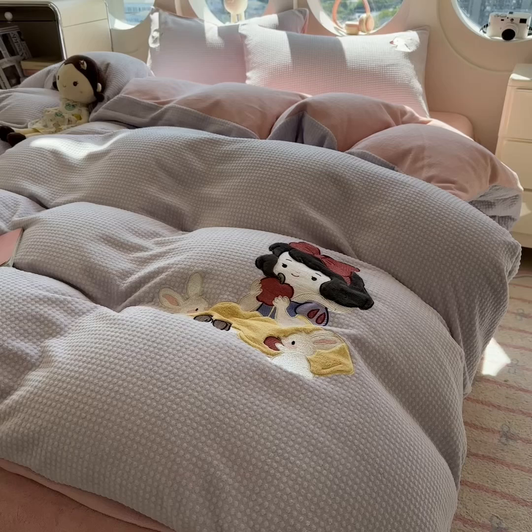 91家纺网 家纺一手货源 找家纺 凯罗 2025秋冬牛奶绒绣花四件套 白雪公主