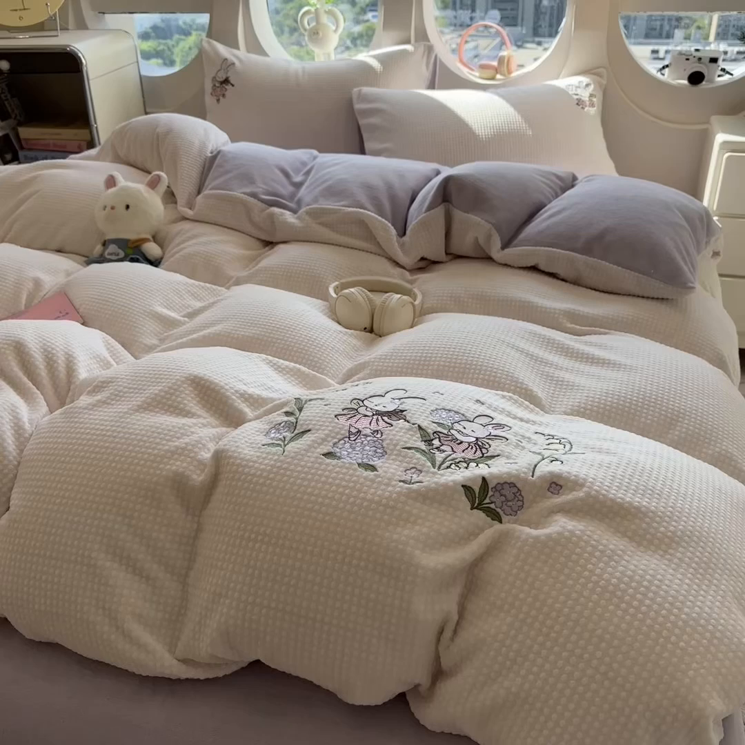 91家纺网 家纺一手货源 找家纺 凯罗 2025秋冬牛奶绒绣花四件套 兔仙子的音乐会