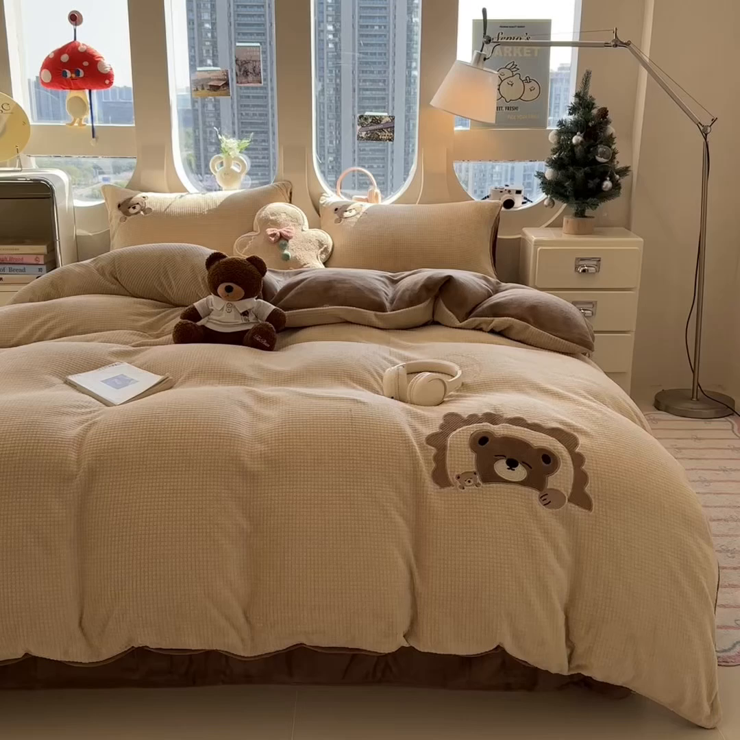 91家纺网 家纺一手货源 找家纺 凯罗 2025秋冬牛奶绒绣花四件套 贪睡小熊