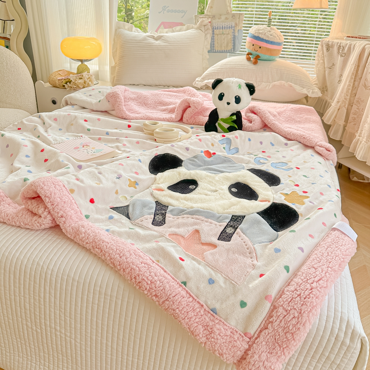 91家纺网 家纺一手货源 找家纺 （总）爱彼家纺 2025新款秋冬加厚牛奶绒羊羔绒卡通贴布绣毛毯毯子-熊猫系列