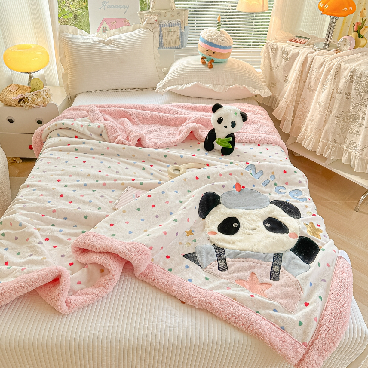 91家纺网 家纺一手货源 找家纺 （总）爱彼家纺 2025新款秋冬加厚牛奶绒羊羔绒卡通贴布绣毛毯毯子-熊猫系列