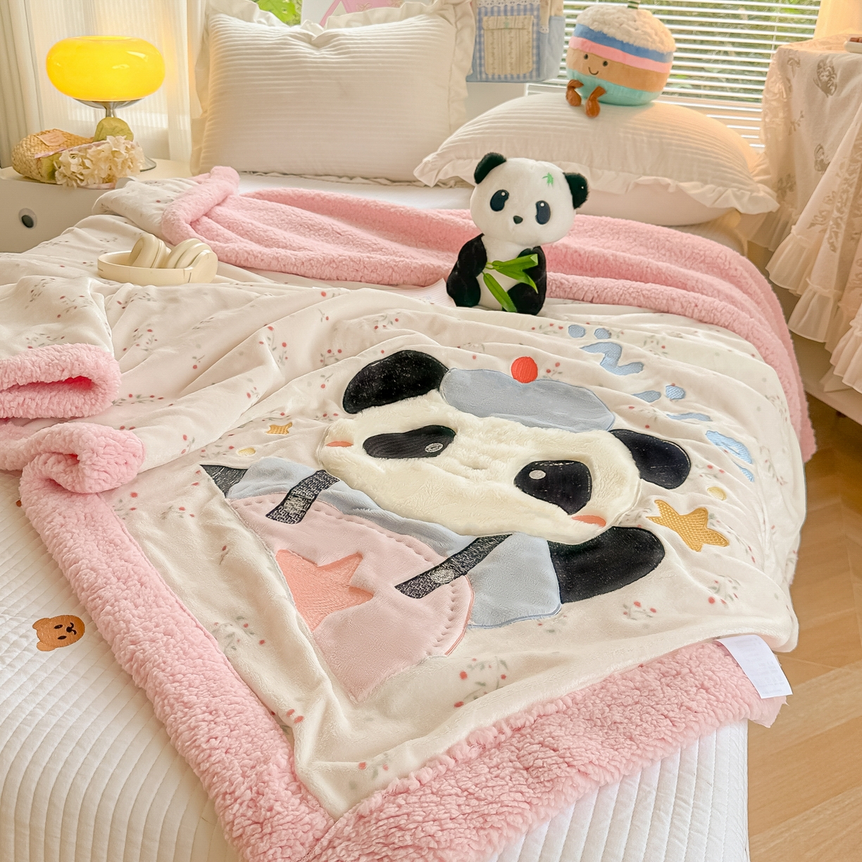 91家纺网 家纺一手货源 找家纺 爱彼家纺 2025新款秋冬加厚牛奶绒羊羔绒卡通贴布绣毛毯毯子-熊猫系列 毛毯快乐熊猫-小花园