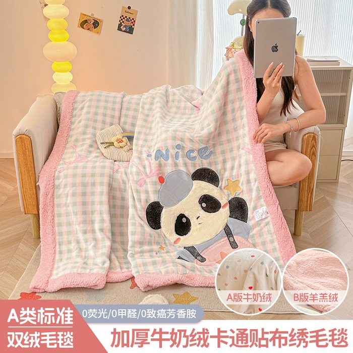 91家纺网 家纺一手货源 找家纺 爱彼家纺 2025新款秋冬加厚牛奶绒羊羔绒卡通贴布绣毛毯毯子-熊猫系列 毛毯快乐熊猫-蝴蝶结格子