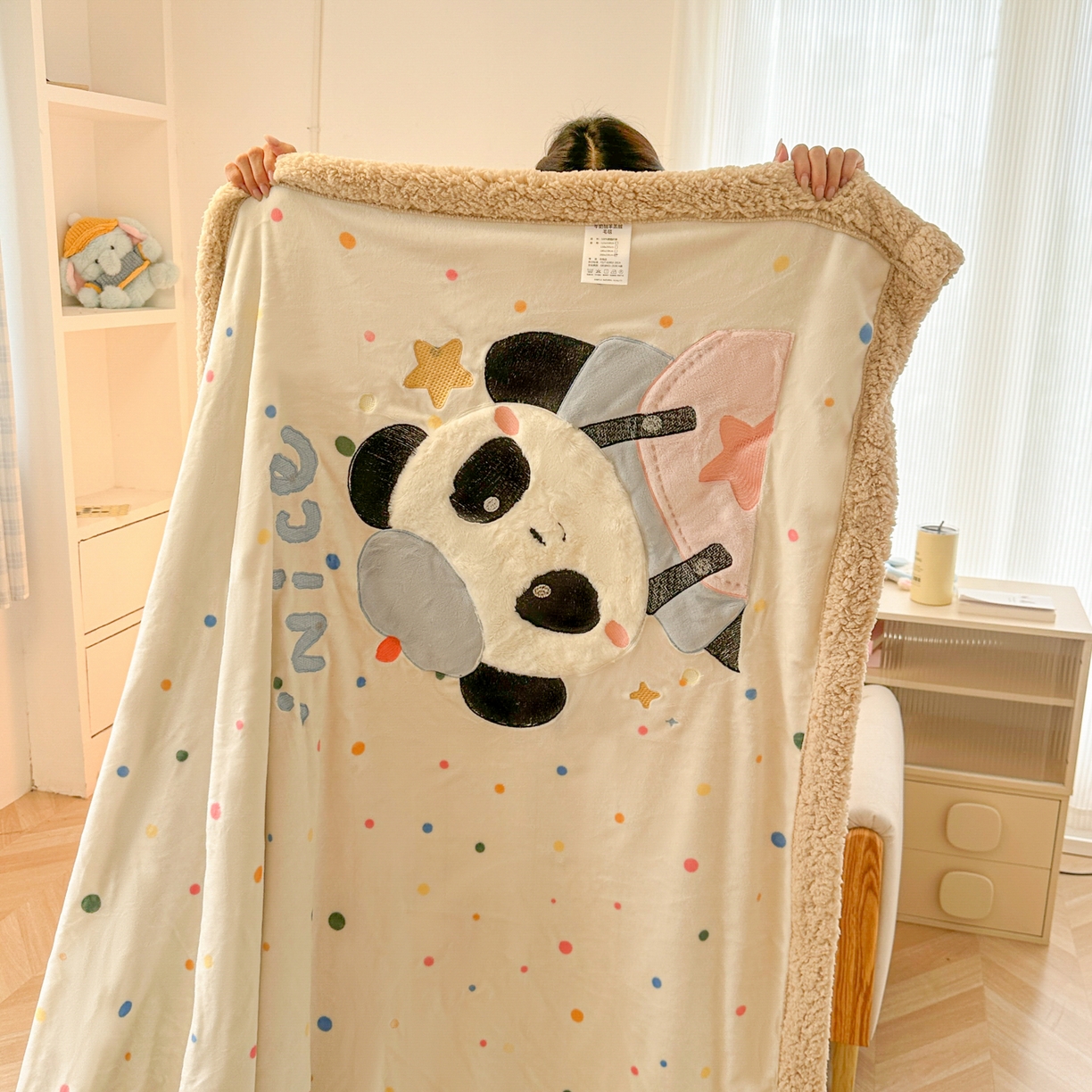 91家纺网 家纺一手货源 找家纺 爱彼家纺 2025新款秋冬加厚牛奶绒羊羔绒卡通贴布绣毛毯毯子-熊猫系列 毛毯快乐熊猫-七彩波点