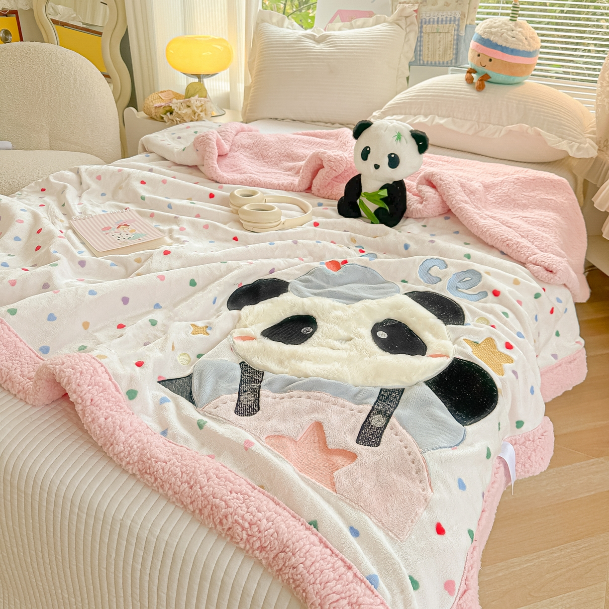 91家纺网 家纺一手货源 找家纺 （总）爱彼家纺 2025新款秋冬加厚牛奶绒羊羔绒卡通贴布绣毛毯毯子-熊猫系列