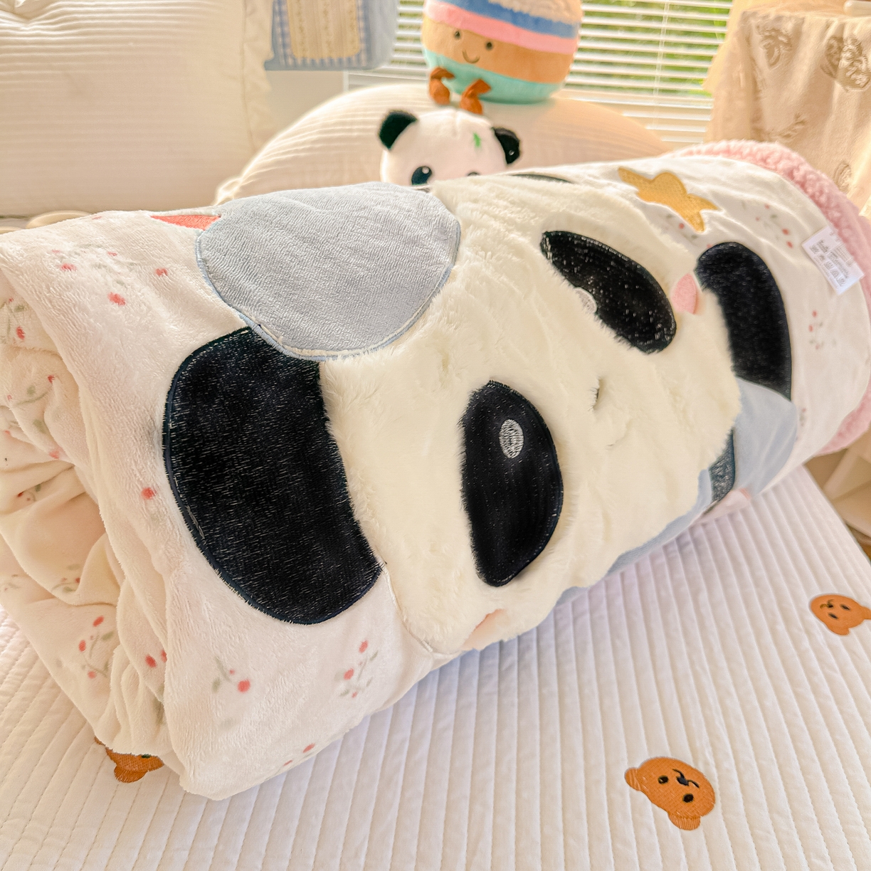 91家纺网 家纺一手货源 找家纺 爱彼家纺 2025新款秋冬加厚牛奶绒羊羔绒卡通贴布绣毛毯毯子-熊猫系列 毛毯快乐熊猫-小花园