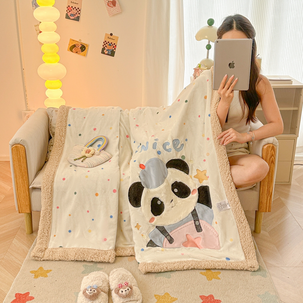 91家纺网 家纺一手货源 找家纺 爱彼家纺 2025新款秋冬加厚牛奶绒羊羔绒卡通贴布绣毛毯毯子-熊猫系列 毛毯快乐熊猫-七彩波点