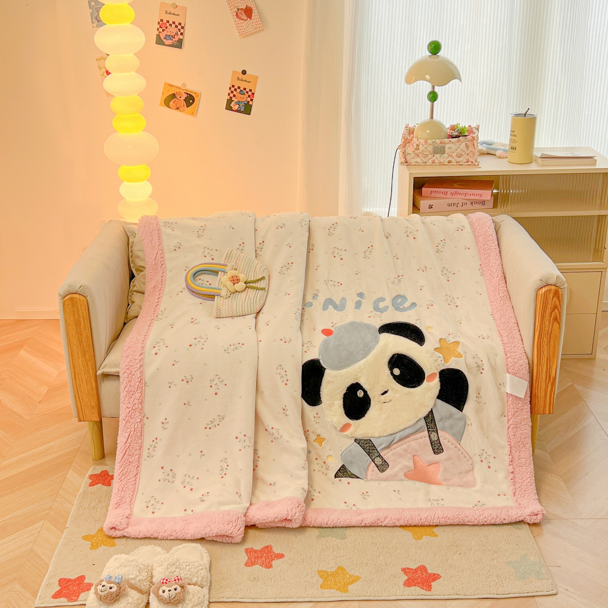 91家纺网 家纺一手货源 找家纺 爱彼家纺 2025新款秋冬加厚牛奶绒羊羔绒卡通贴布绣毛毯毯子-熊猫系列 毛毯快乐熊猫-小花园