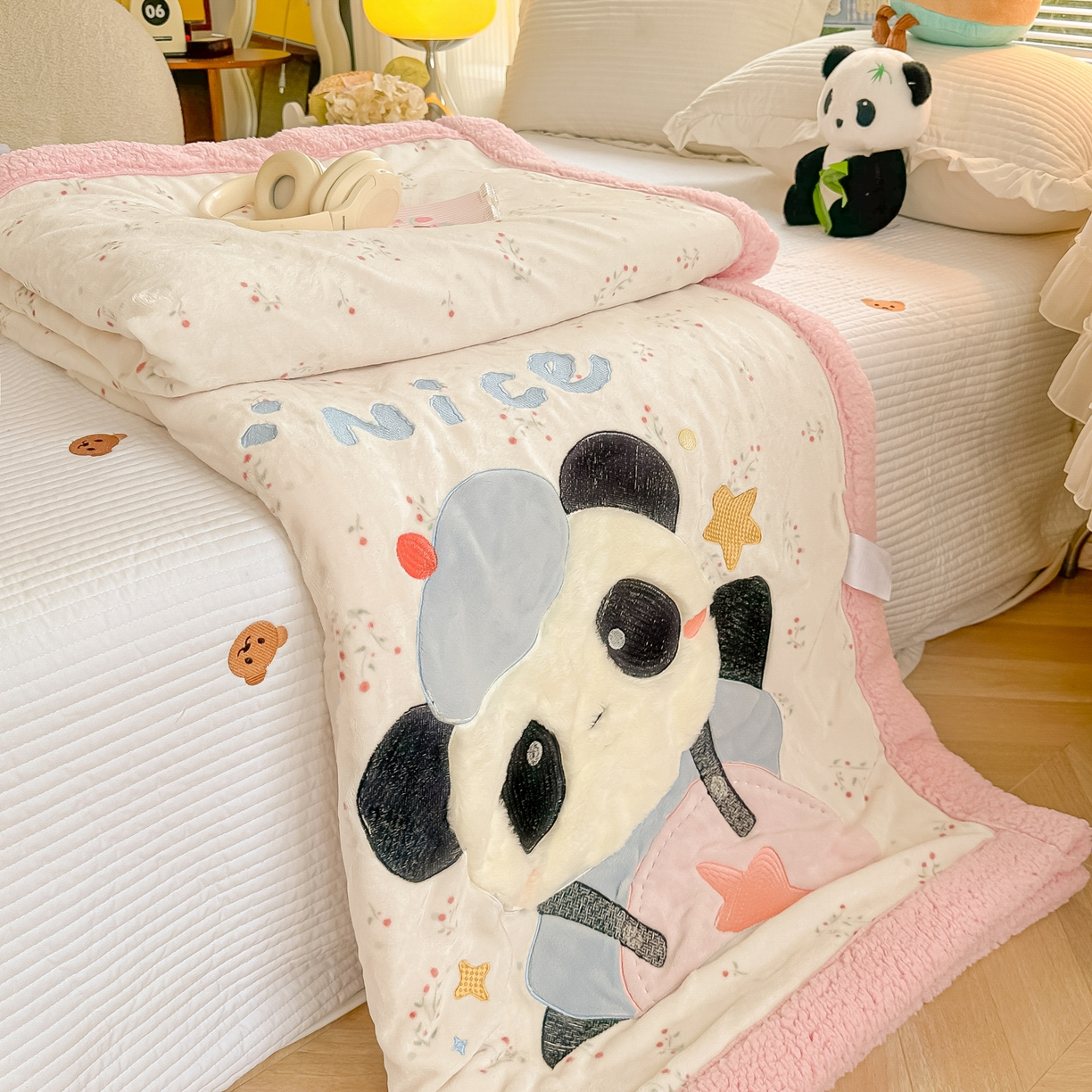 91家纺网 家纺一手货源 找家纺 爱彼家纺 2025新款秋冬加厚牛奶绒羊羔绒卡通贴布绣毛毯毯子-熊猫系列 毛毯快乐熊猫-小花园