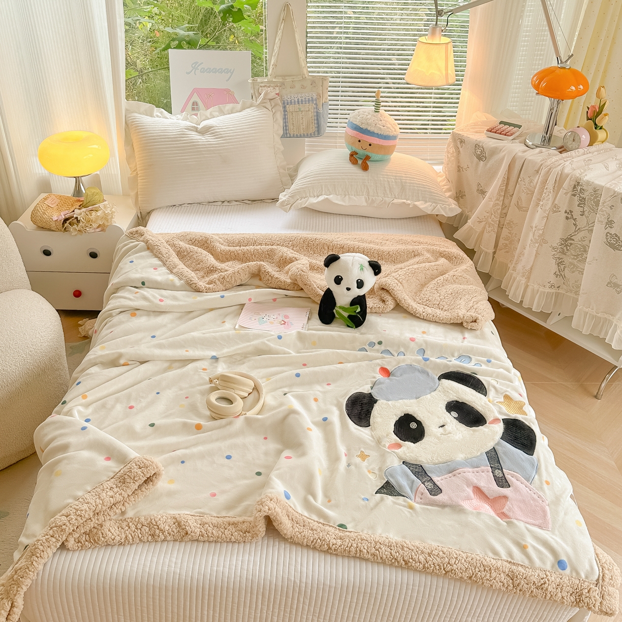 91家纺网 家纺一手货源 找家纺 爱彼家纺 2025新款秋冬加厚牛奶绒羊羔绒卡通贴布绣毛毯毯子-熊猫系列 毛毯快乐熊猫-七彩波点
