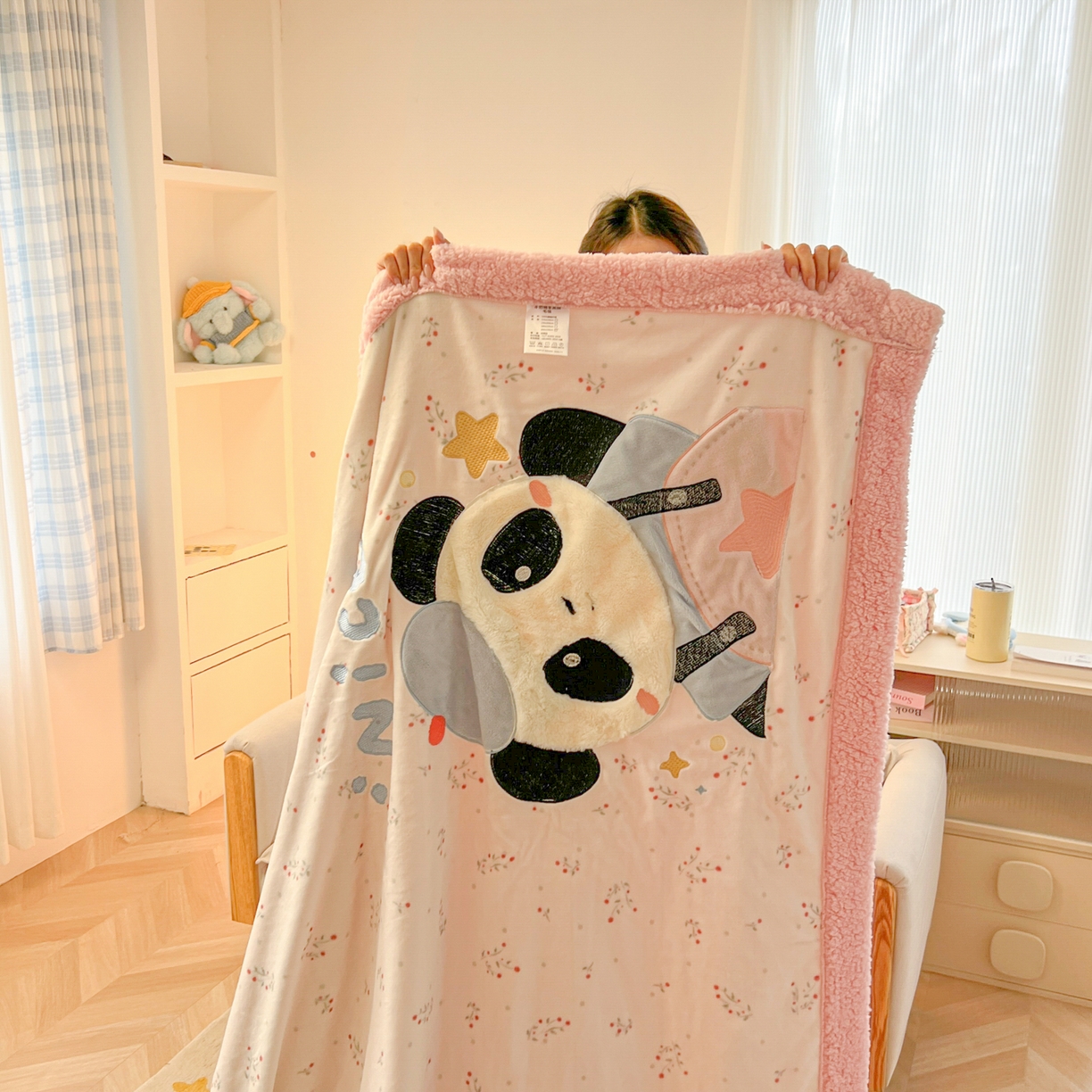 91家纺网 家纺一手货源 找家纺 爱彼家纺 2025新款秋冬加厚牛奶绒羊羔绒卡通贴布绣毛毯毯子-熊猫系列 毛毯快乐熊猫-小花园