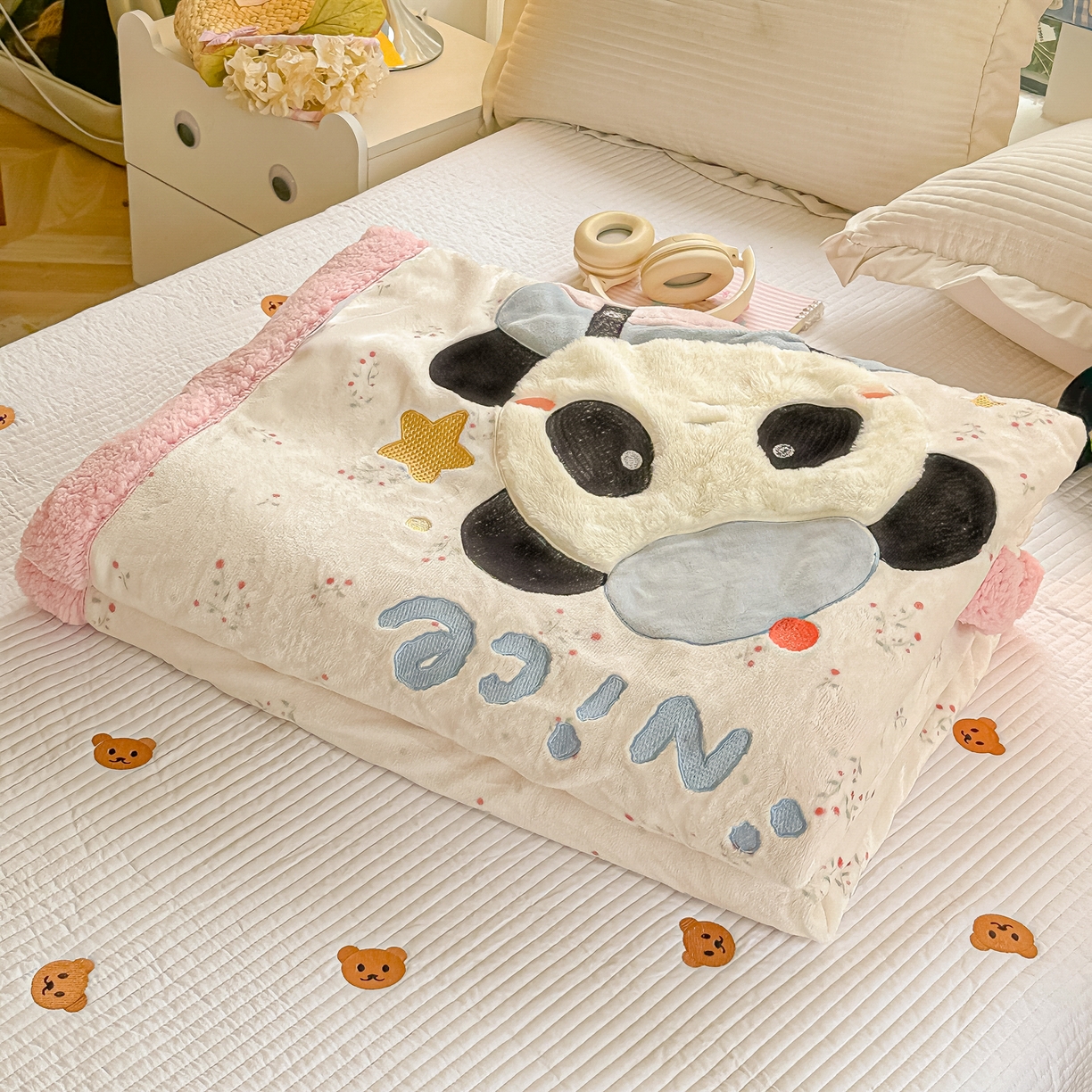 91家纺网 家纺一手货源 找家纺 爱彼家纺 2025新款秋冬加厚牛奶绒羊羔绒卡通贴布绣毛毯毯子-熊猫系列 毛毯快乐熊猫-小花园