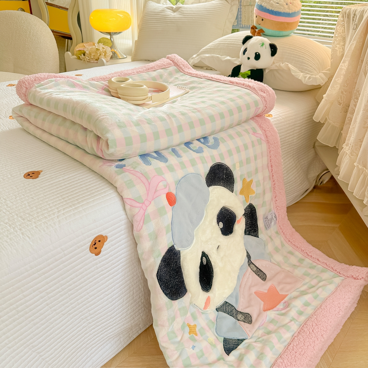 91家纺网 家纺一手货源 找家纺 爱彼家纺 2025新款秋冬加厚牛奶绒羊羔绒卡通贴布绣毛毯毯子-熊猫系列 毛毯快乐熊猫-蝴蝶结格子