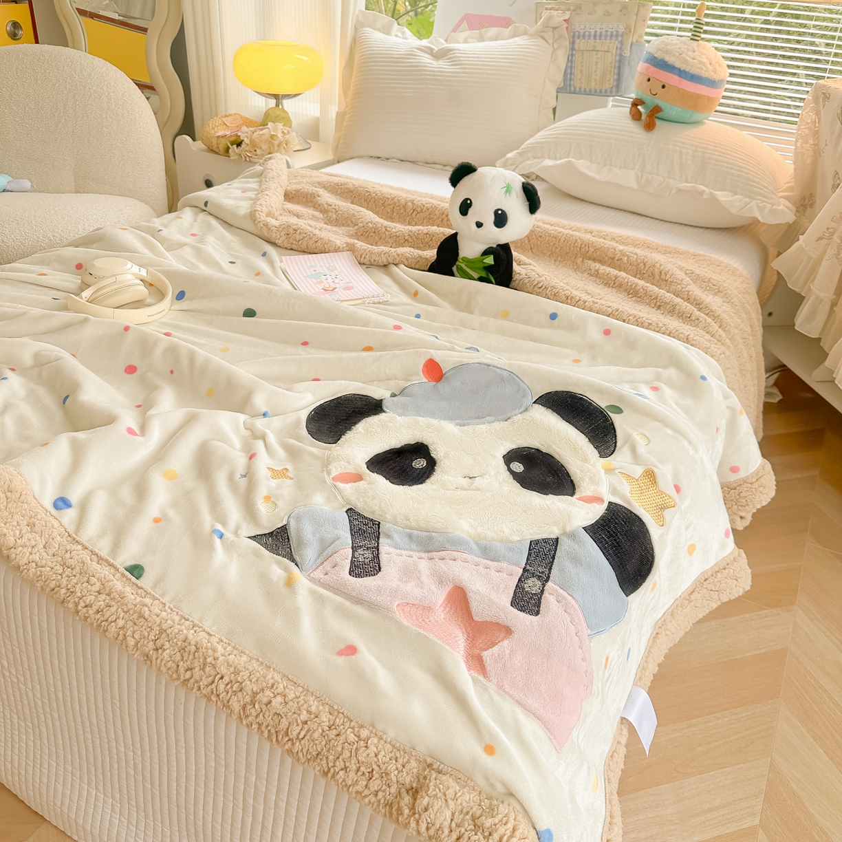 91家纺网 家纺一手货源 找家纺 爱彼家纺 2025新款秋冬加厚牛奶绒羊羔绒卡通贴布绣毛毯毯子-熊猫系列 毛毯快乐熊猫-七彩波点