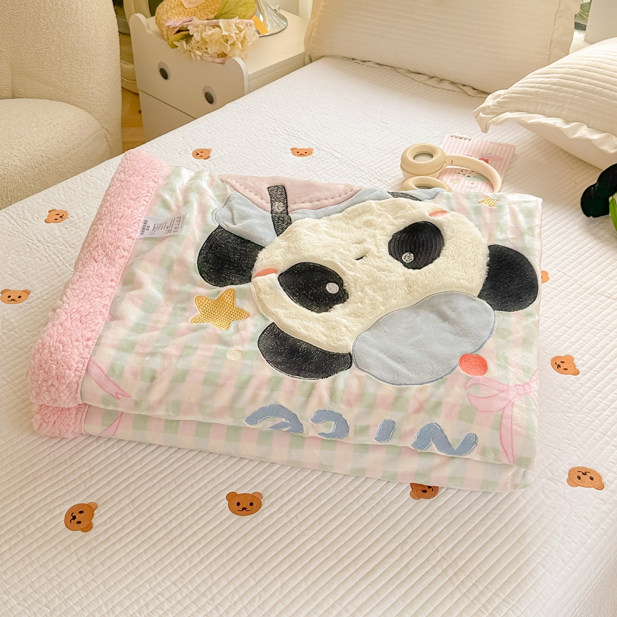 91家纺网 家纺一手货源 找家纺 爱彼家纺 2025新款秋冬加厚牛奶绒羊羔绒卡通贴布绣毛毯毯子-熊猫系列 毛毯快乐熊猫-蝴蝶结格子