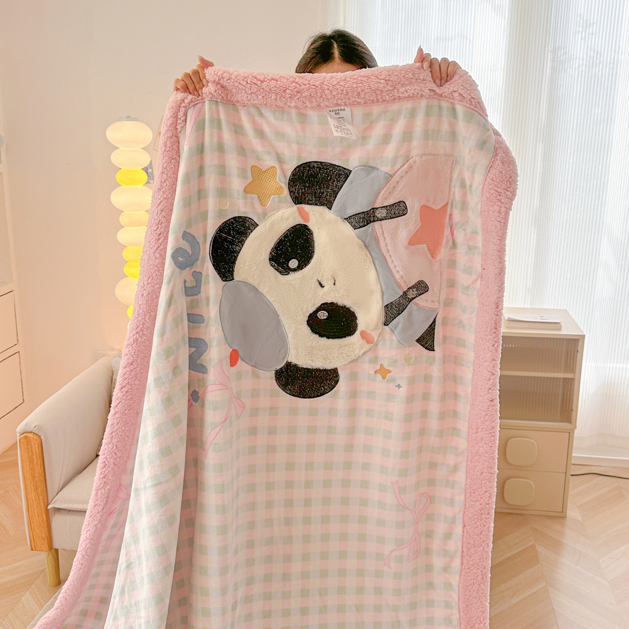 91家纺网 家纺一手货源 找家纺 爱彼家纺 2025新款秋冬加厚牛奶绒羊羔绒卡通贴布绣毛毯毯子-熊猫系列 毛毯快乐熊猫-蝴蝶结格子