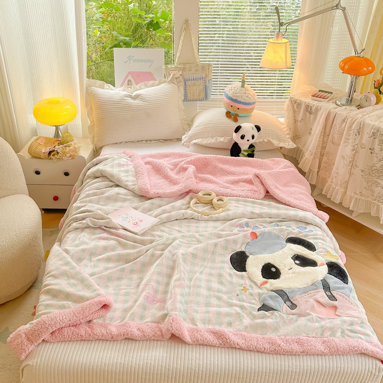 91家纺网 家纺一手货源 找家纺 爱彼家纺 2025新款秋冬加厚牛奶绒羊羔绒卡通贴布绣毛毯毯子-熊猫系列 毛毯快乐熊猫-蝴蝶结格子