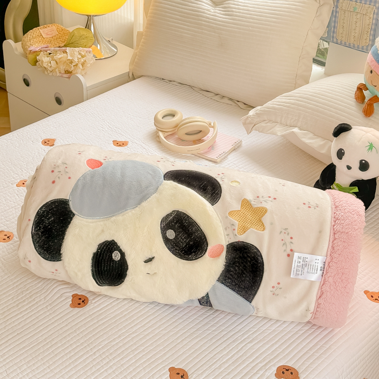 91家纺网 家纺一手货源 找家纺 爱彼家纺 2025新款秋冬加厚牛奶绒羊羔绒卡通贴布绣毛毯毯子-熊猫系列 毛毯快乐熊猫-小花园