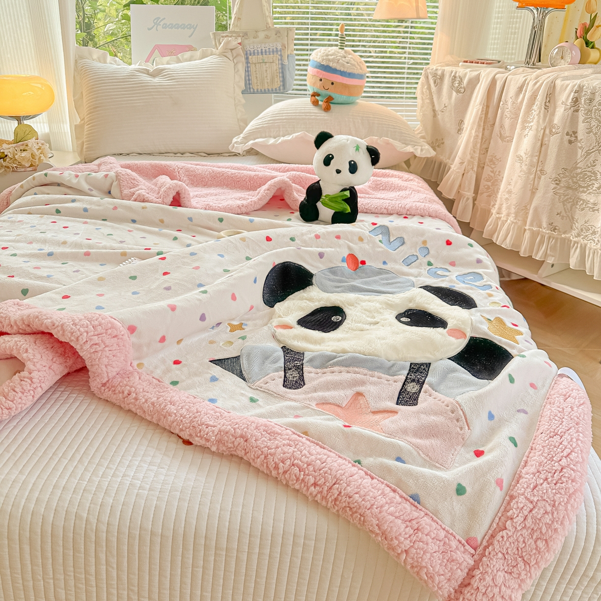 91家纺网 家纺一手货源 找家纺 （总）爱彼家纺 2025新款秋冬加厚牛奶绒羊羔绒卡通贴布绣毛毯毯子-熊猫系列