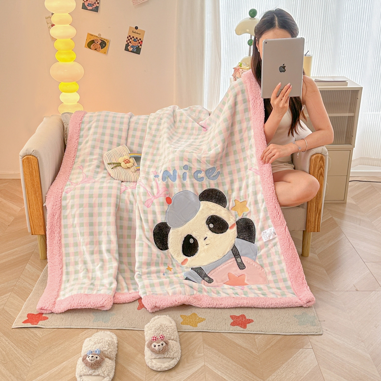 91家纺网 家纺一手货源 找家纺 爱彼家纺 2025新款秋冬加厚牛奶绒羊羔绒卡通贴布绣毛毯毯子-熊猫系列 毛毯快乐熊猫-蝴蝶结格子