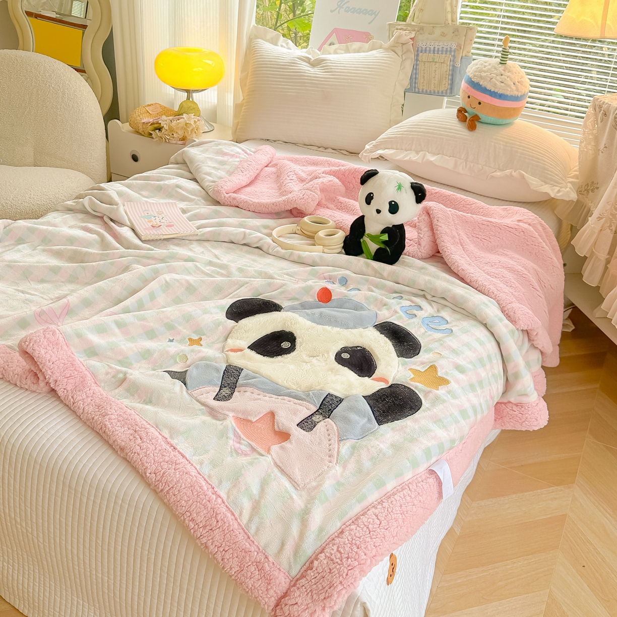 91家纺网 家纺一手货源 找家纺 爱彼家纺 2025新款秋冬加厚牛奶绒羊羔绒卡通贴布绣毛毯毯子-熊猫系列 毛毯快乐熊猫-蝴蝶结格子