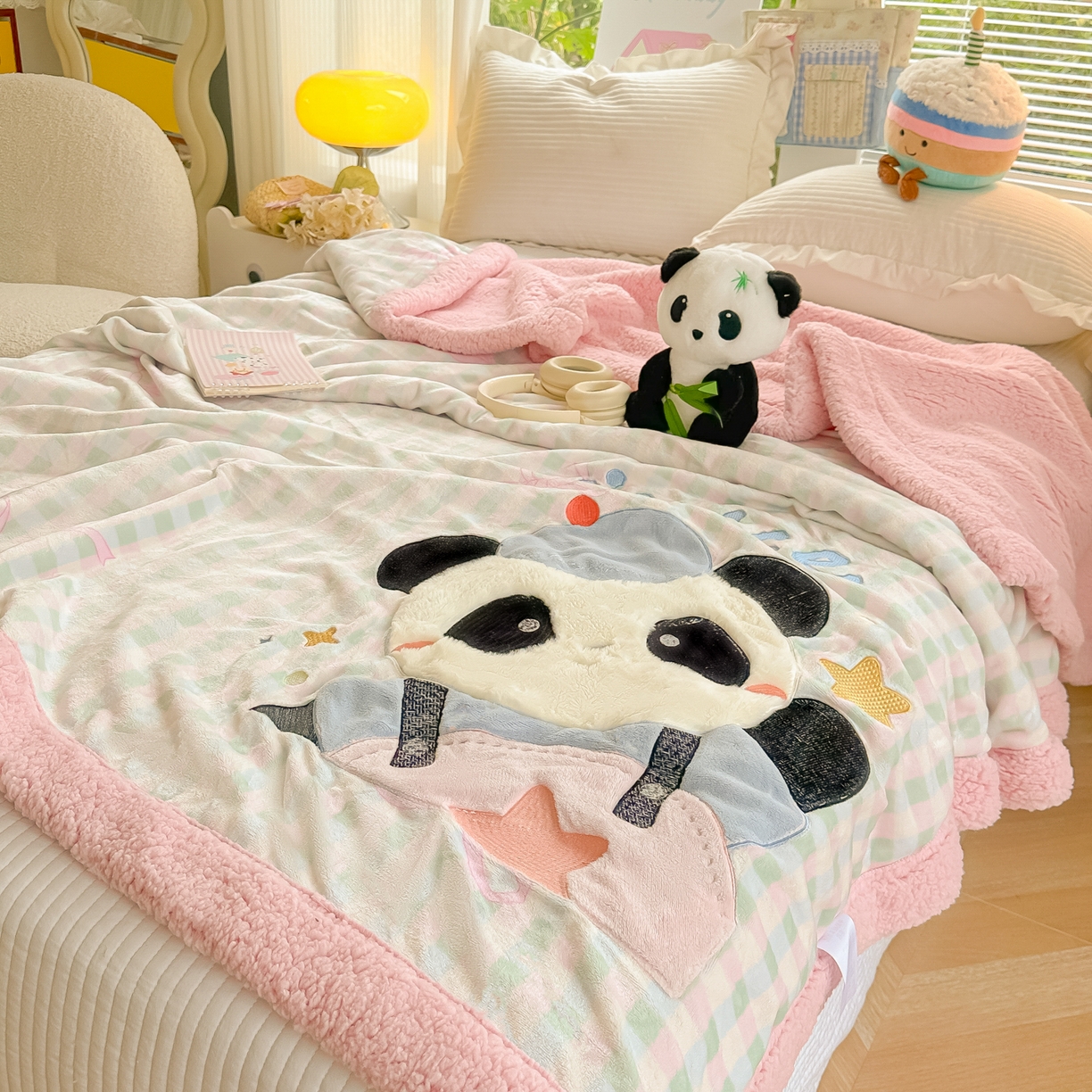 91家纺网 家纺一手货源 找家纺 爱彼家纺 2025新款秋冬加厚牛奶绒羊羔绒卡通贴布绣毛毯毯子-熊猫系列 毛毯快乐熊猫-蝴蝶结格子