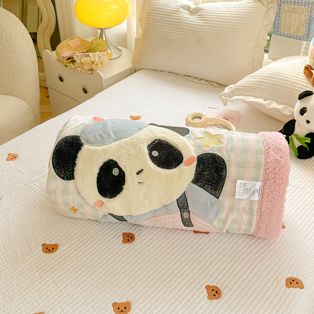 91家纺网 家纺一手货源 找家纺 爱彼家纺 2025新款秋冬加厚牛奶绒羊羔绒卡通贴布绣毛毯毯子-熊猫系列 毛毯快乐熊猫-蝴蝶结格子