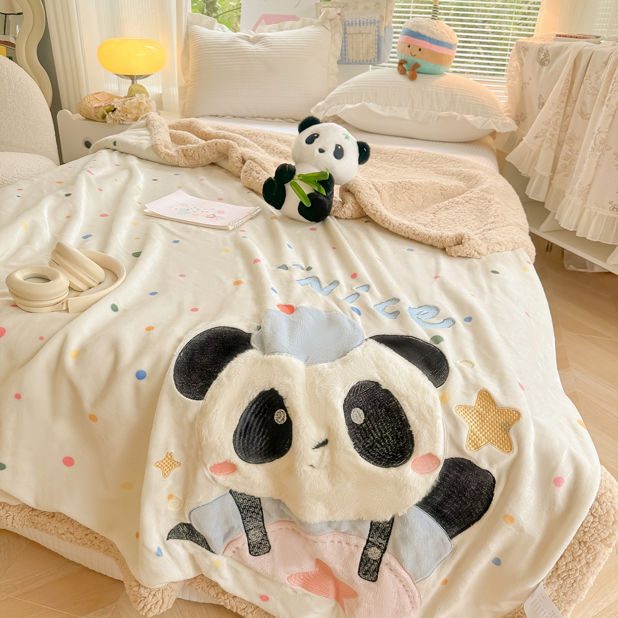 91家纺网 家纺一手货源 找家纺 爱彼家纺 2025新款秋冬加厚牛奶绒羊羔绒卡通贴布绣毛毯毯子-熊猫系列 毛毯快乐熊猫-七彩波点