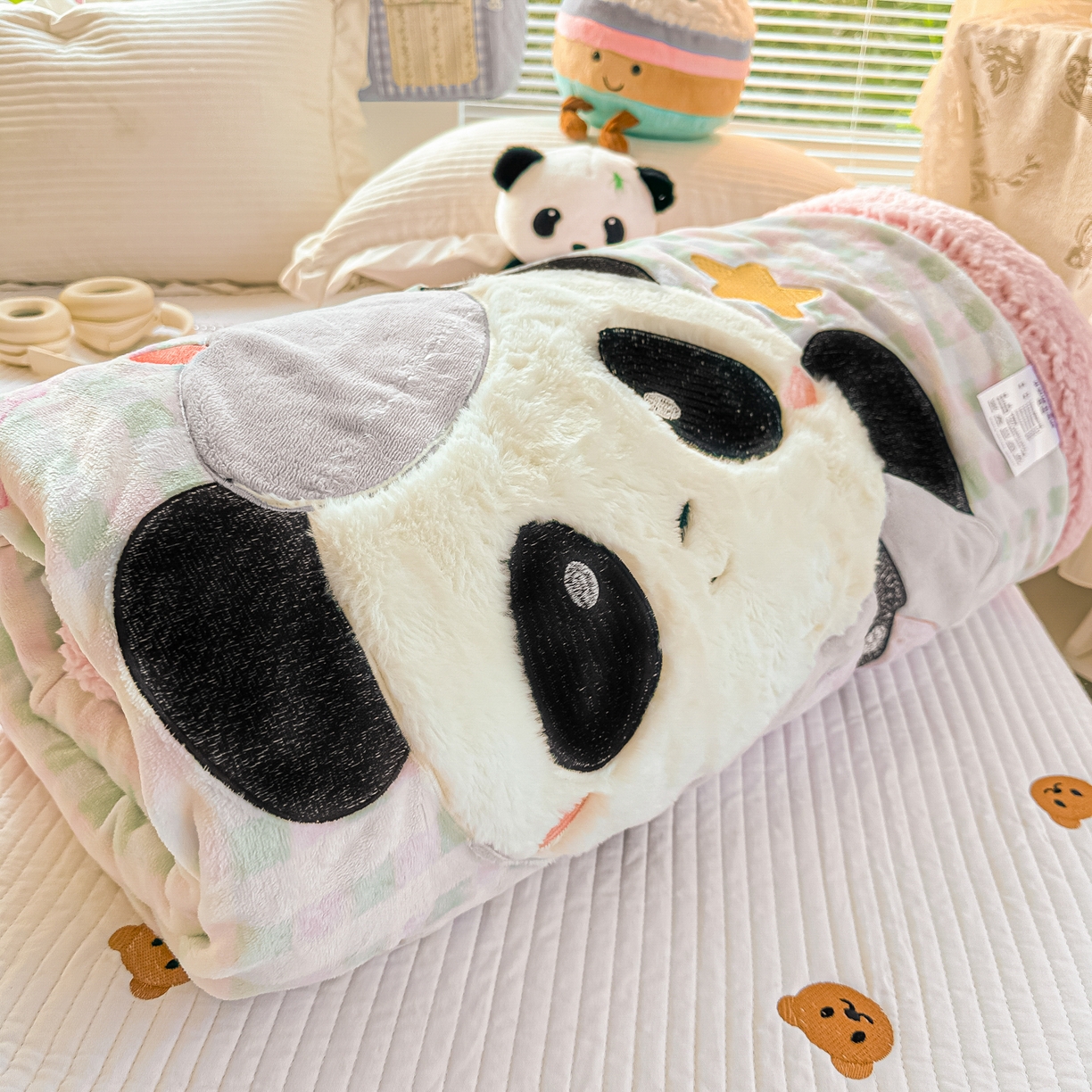 91家纺网 家纺一手货源 找家纺 爱彼家纺 2025新款秋冬加厚牛奶绒羊羔绒卡通贴布绣毛毯毯子-熊猫系列 毛毯快乐熊猫-蝴蝶结格子