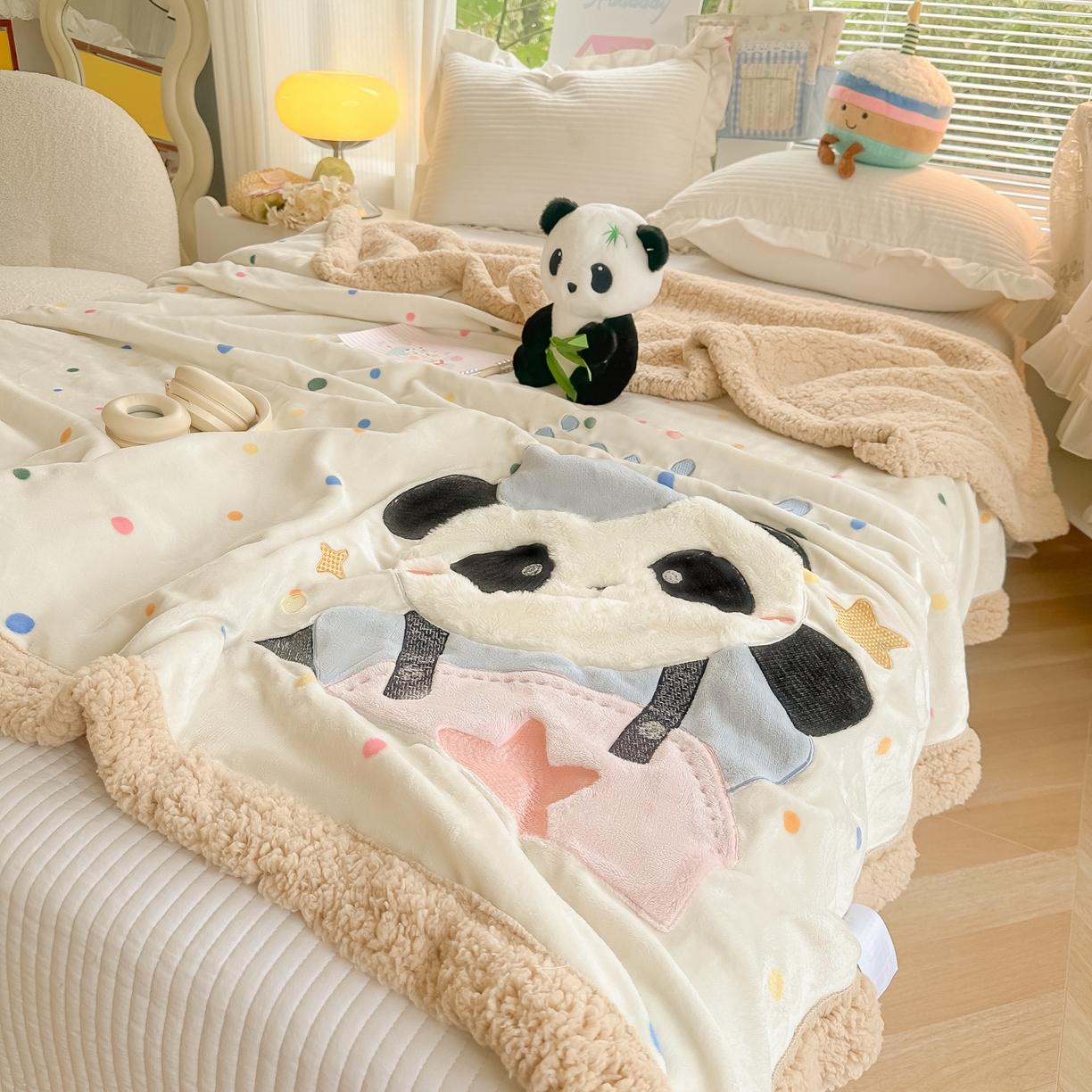 91家纺网 家纺一手货源 找家纺 爱彼家纺 2025新款秋冬加厚牛奶绒羊羔绒卡通贴布绣毛毯毯子-熊猫系列 毛毯快乐熊猫-七彩波点