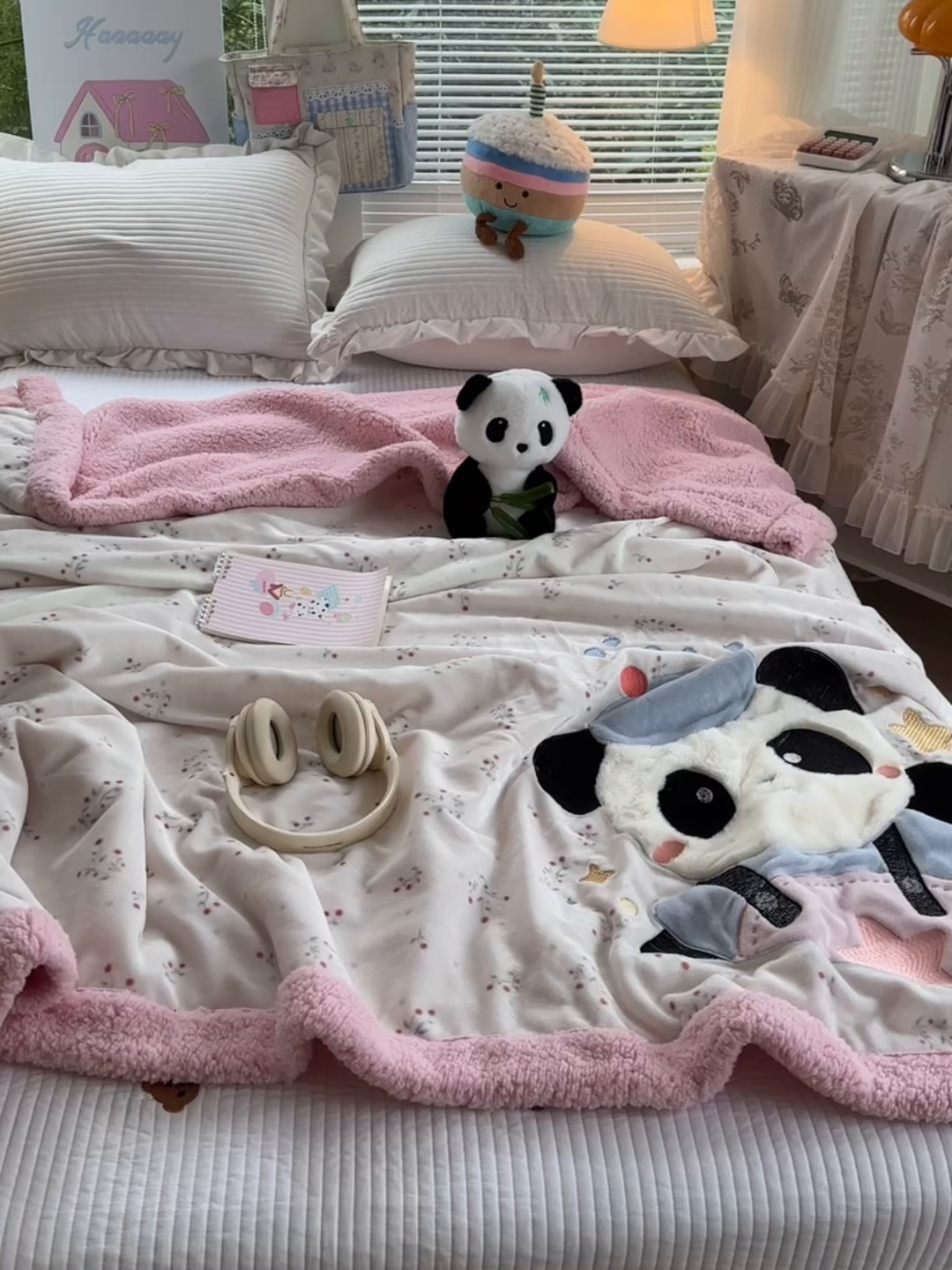 91家纺网 家纺一手货源 找家纺 爱彼家纺 2025新款秋冬加厚牛奶绒羊羔绒卡通贴布绣毛毯毯子-熊猫系列 毛毯快乐熊猫-小花园