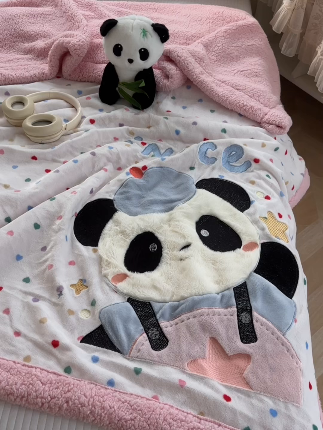 91家纺网 家纺一手货源 找家纺 （总）爱彼家纺 2025新款秋冬加厚牛奶绒羊羔绒卡通贴布绣毛毯毯子-熊猫系列