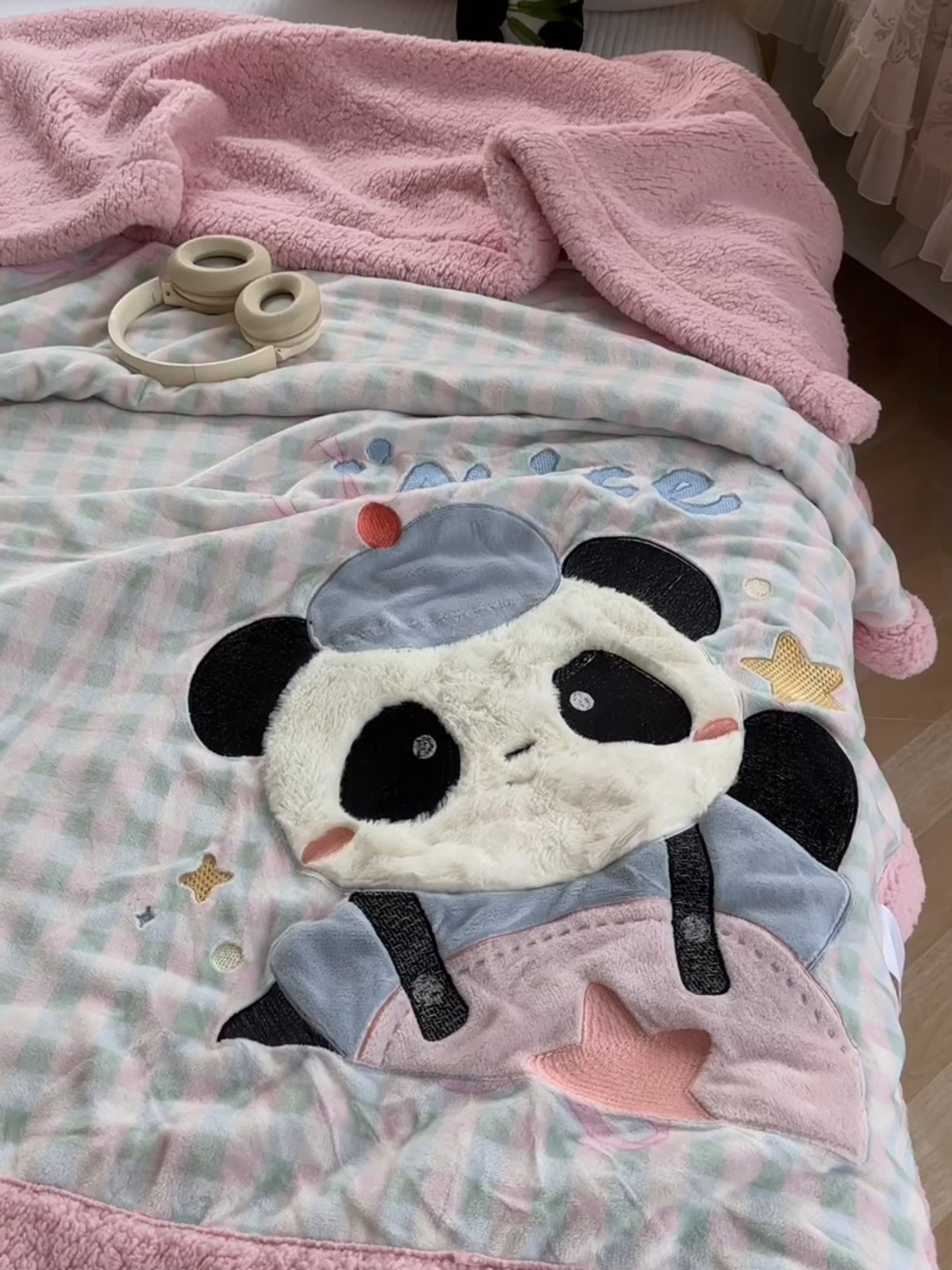 91家纺网 家纺一手货源 找家纺 爱彼家纺 2025新款秋冬加厚牛奶绒羊羔绒卡通贴布绣毛毯毯子-熊猫系列 毛毯快乐熊猫-蝴蝶结格子