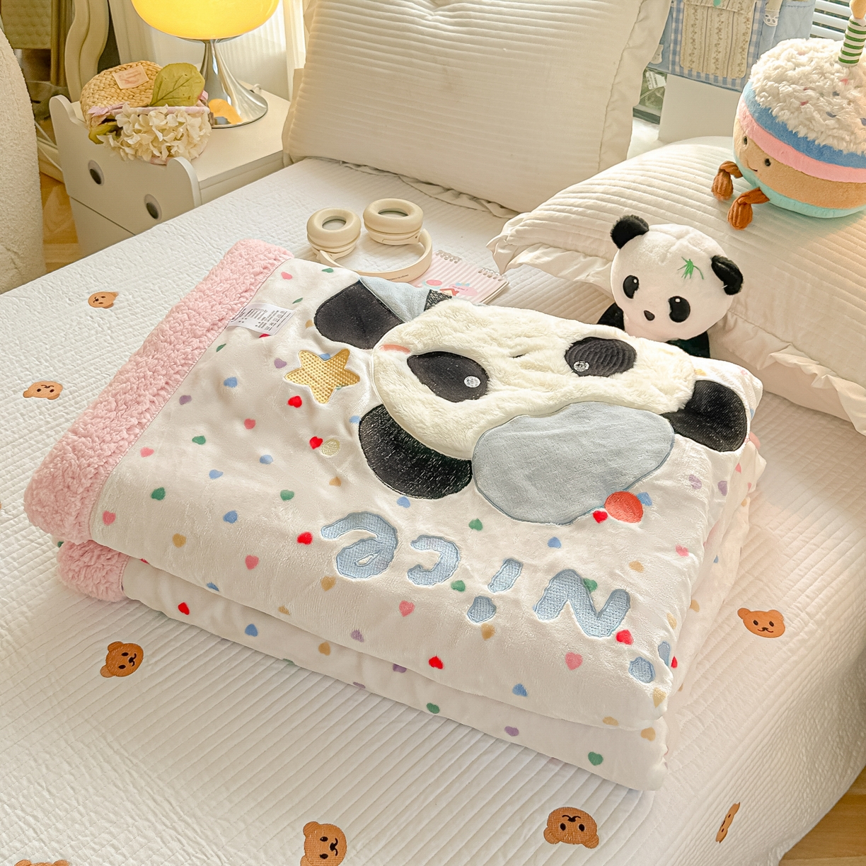 91家纺网 家纺一手货源 找家纺 爱彼家纺 2025新款秋冬加厚牛奶绒羊羔绒卡通贴布绣毛毯毯子-熊猫系列 毛毯快乐熊猫-爱心