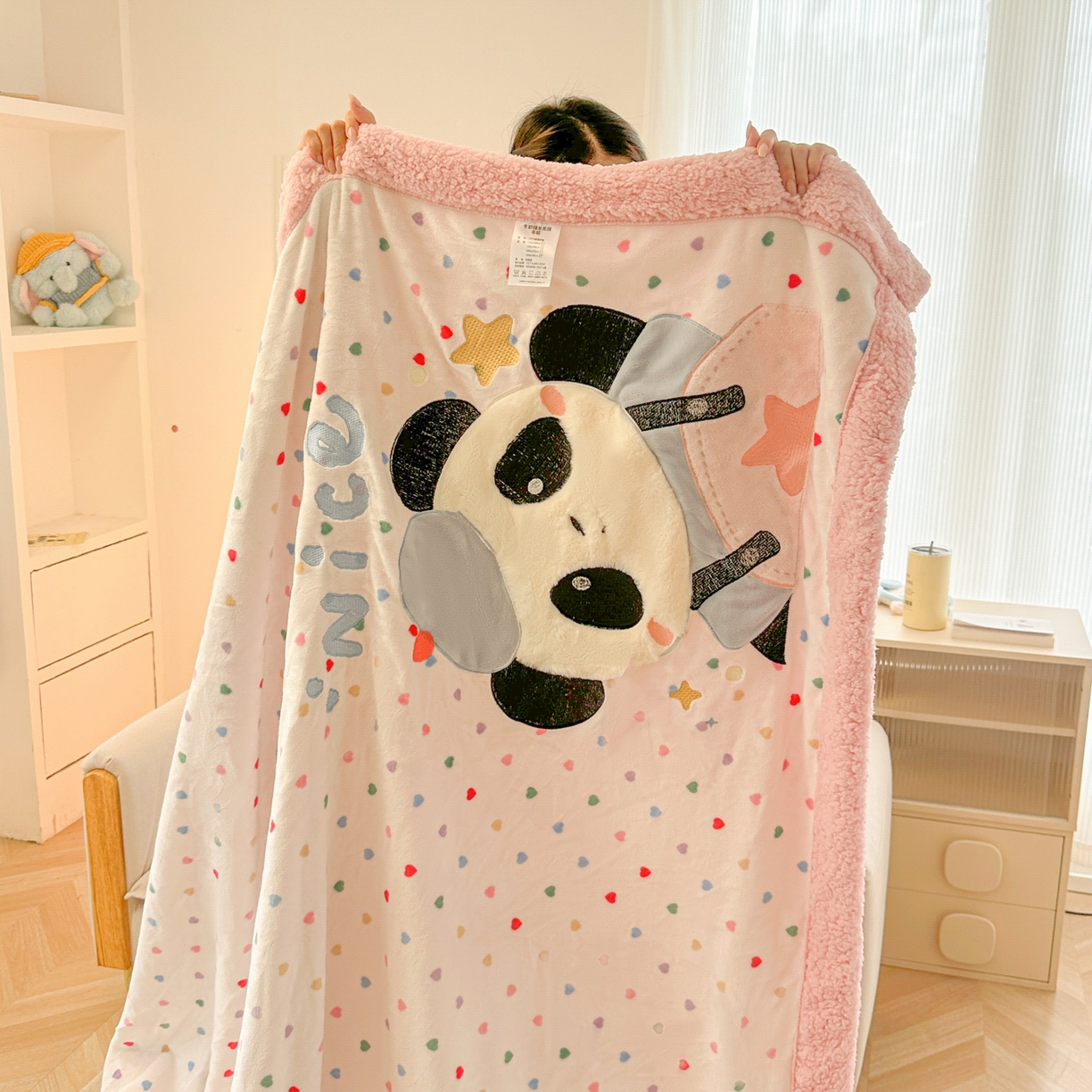 91家纺网 家纺一手货源 找家纺 爱彼家纺 2025新款秋冬加厚牛奶绒羊羔绒卡通贴布绣毛毯毯子-熊猫系列 毛毯快乐熊猫-爱心