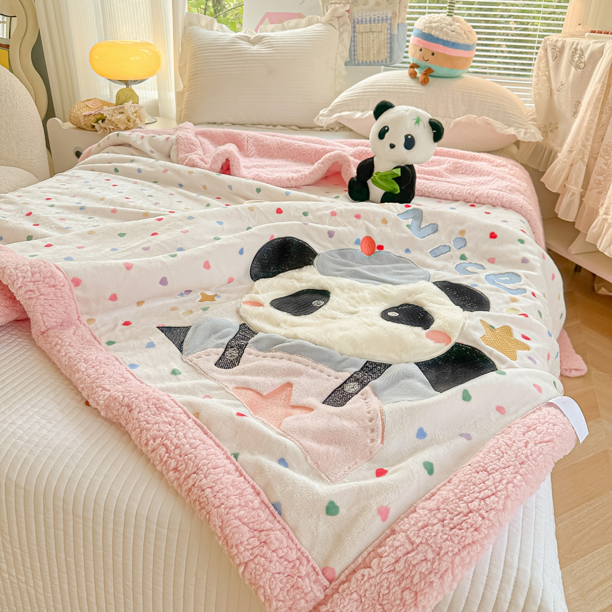 91家纺网 家纺一手货源 找家纺 爱彼家纺 2025新款秋冬加厚牛奶绒羊羔绒卡通贴布绣毛毯毯子-熊猫系列 毛毯快乐熊猫-爱心