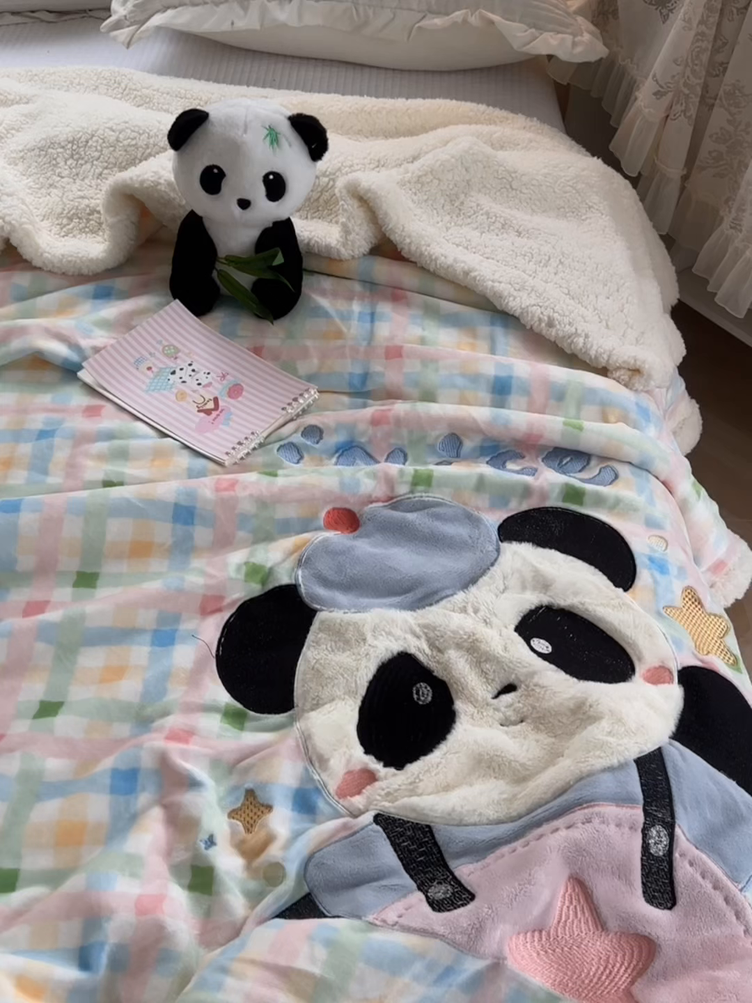 91家纺网 家纺一手货源 找家纺 爱彼家纺 2025新款秋冬加厚牛奶绒羊羔绒卡通贴布绣毛毯毯子-熊猫系列 毛毯快乐熊猫-七彩波点