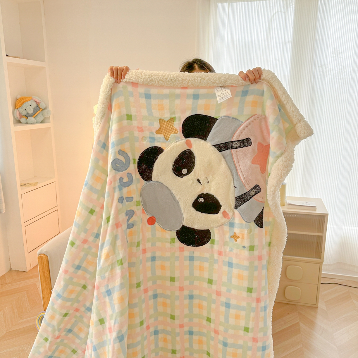 91家纺网 家纺一手货源 找家纺 爱彼家纺 2025新款秋冬加厚牛奶绒羊羔绒卡通贴布绣毛毯毯子-熊猫系列 毛毯快乐熊猫-七彩格