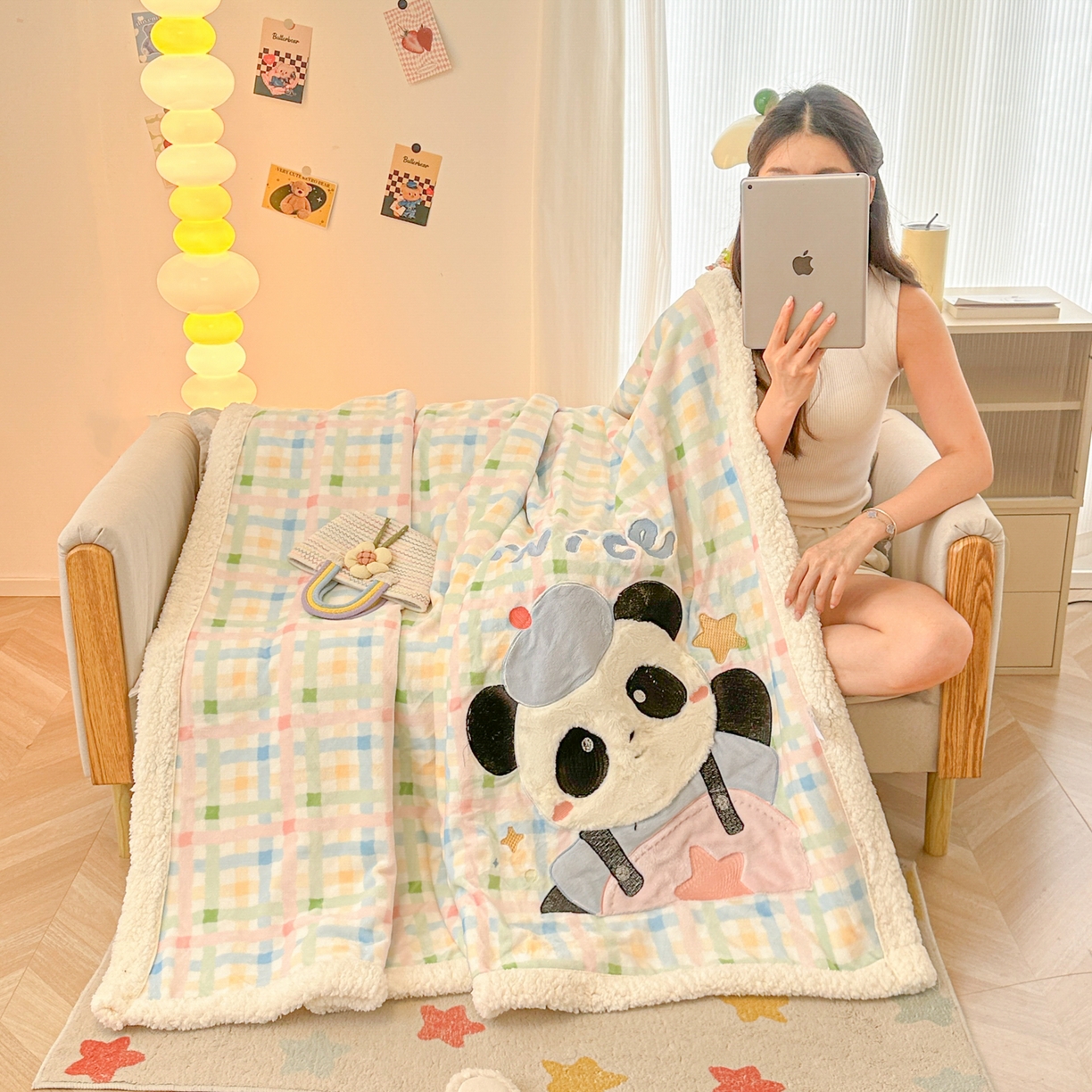 91家纺网 家纺一手货源 找家纺 爱彼家纺 2025新款秋冬加厚牛奶绒羊羔绒卡通贴布绣毛毯毯子-熊猫系列 毛毯快乐熊猫-七彩格