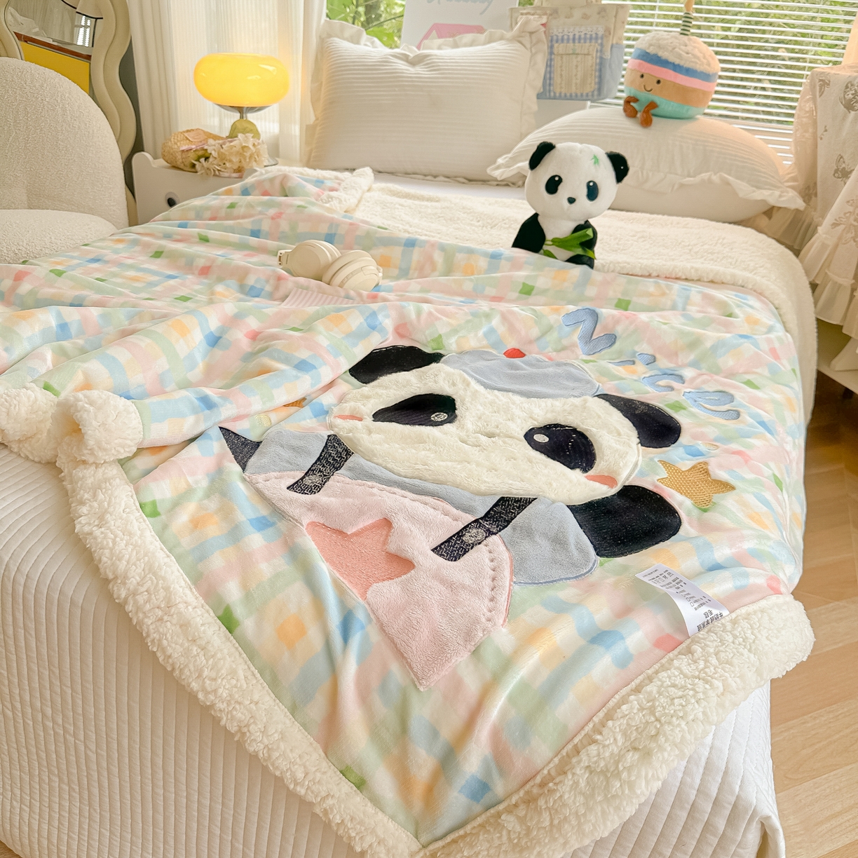 91家纺网 家纺一手货源 找家纺 爱彼家纺 2025新款秋冬加厚牛奶绒羊羔绒卡通贴布绣毛毯毯子-熊猫系列 毛毯快乐熊猫-七彩格