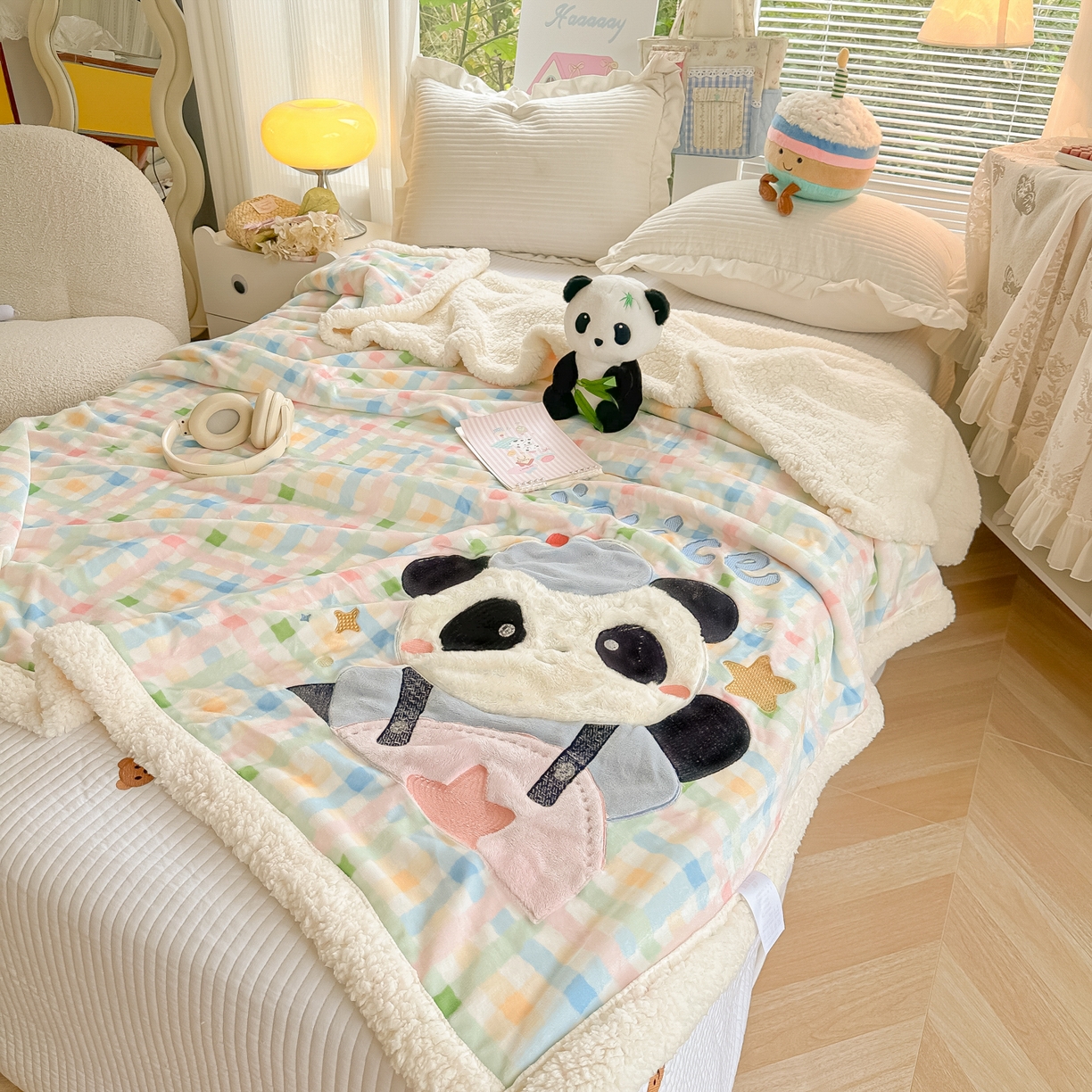 91家纺网 家纺一手货源 找家纺 爱彼家纺 2025新款秋冬加厚牛奶绒羊羔绒卡通贴布绣毛毯毯子-熊猫系列 毛毯快乐熊猫-七彩格