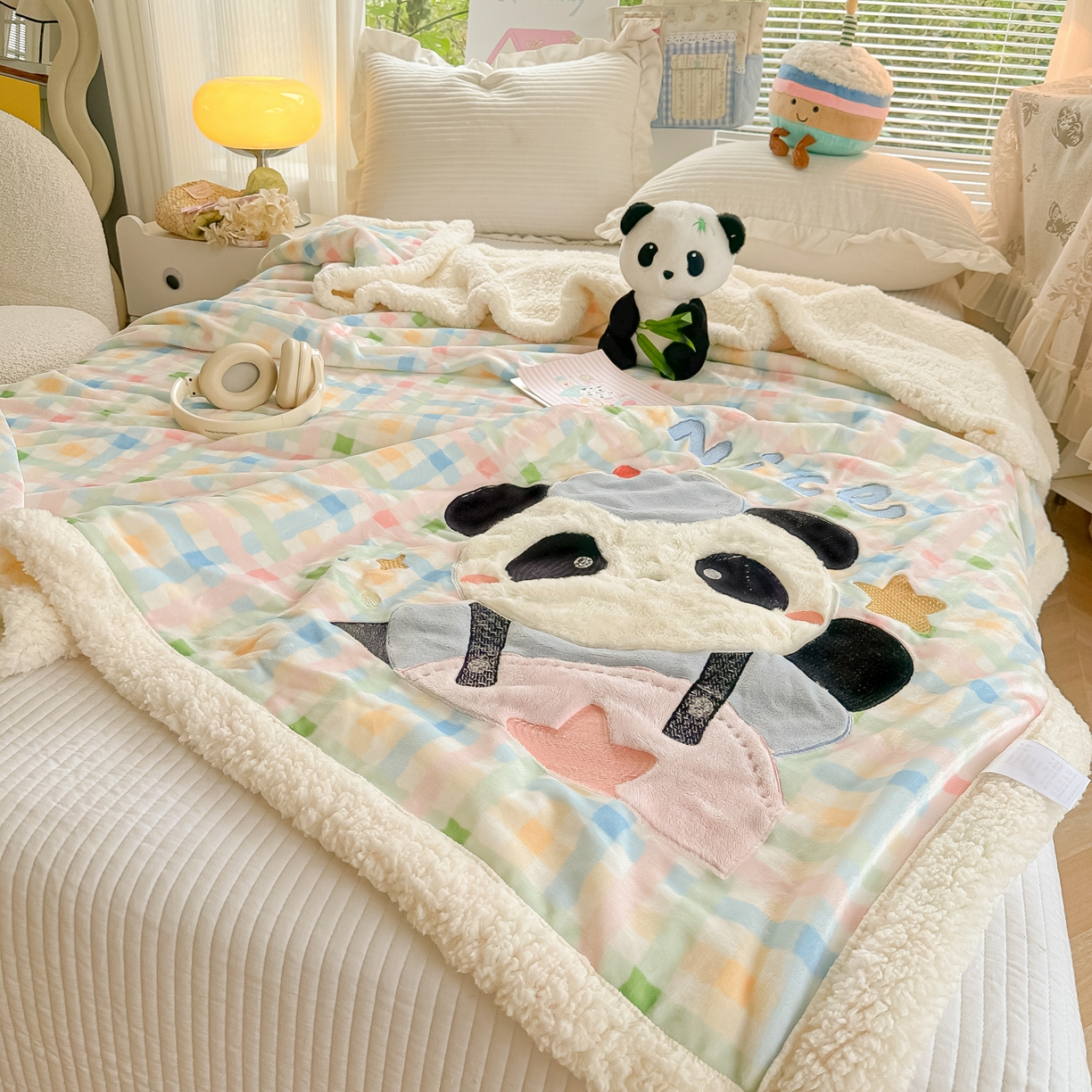 91家纺网 家纺一手货源 找家纺 爱彼家纺 2025新款秋冬加厚牛奶绒羊羔绒卡通贴布绣毛毯毯子-熊猫系列 毛毯快乐熊猫-七彩格