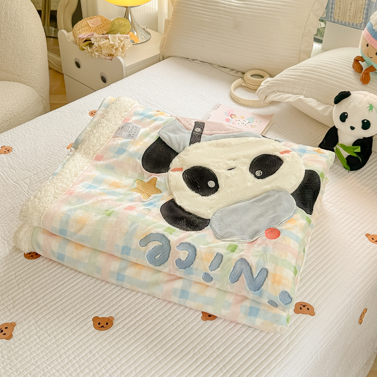 91家纺网 家纺一手货源 找家纺 爱彼家纺 2025新款秋冬加厚牛奶绒羊羔绒卡通贴布绣毛毯毯子-熊猫系列 毛毯快乐熊猫-七彩格