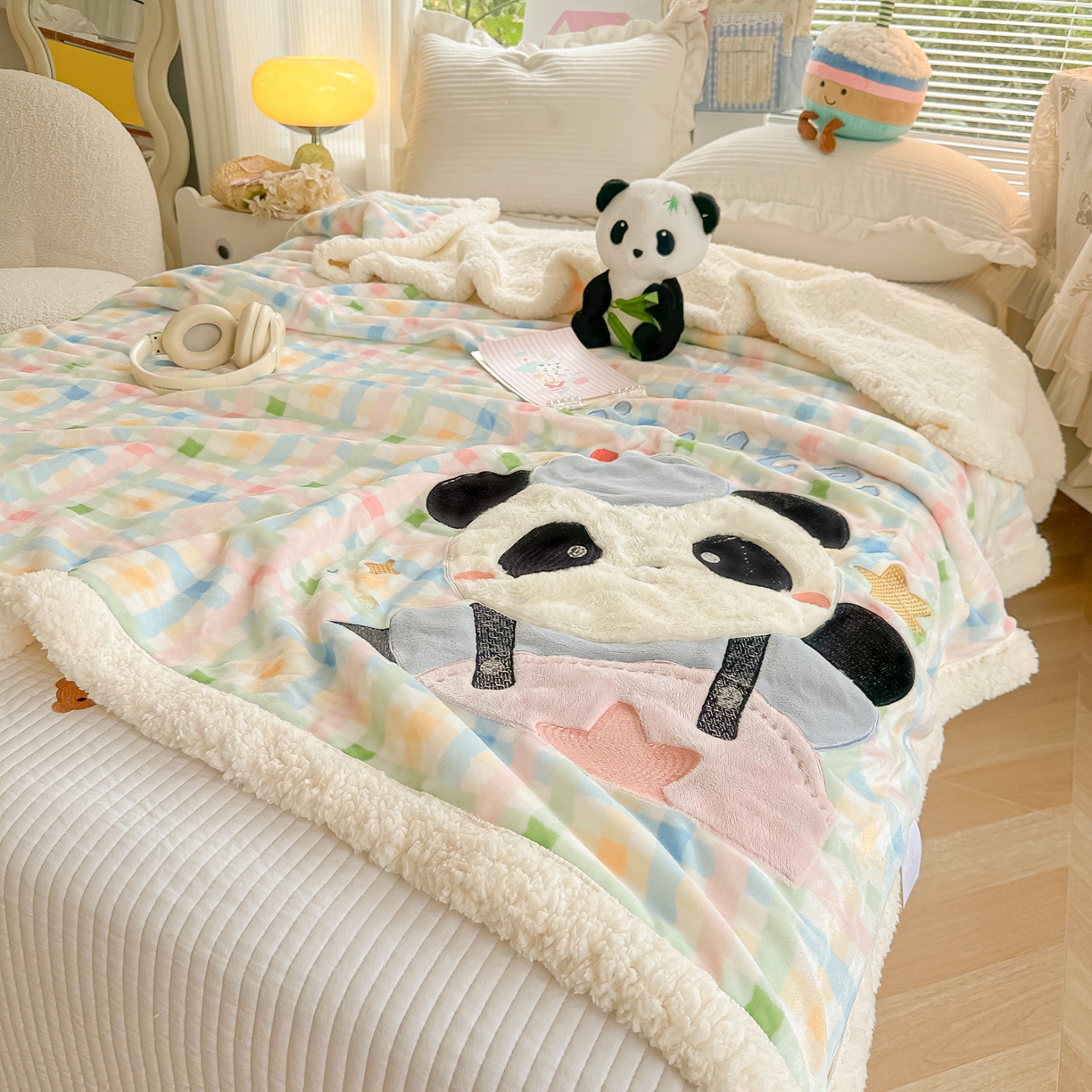 91家纺网 家纺一手货源 找家纺 爱彼家纺 2025新款秋冬加厚牛奶绒羊羔绒卡通贴布绣毛毯毯子-熊猫系列 毛毯快乐熊猫-七彩格