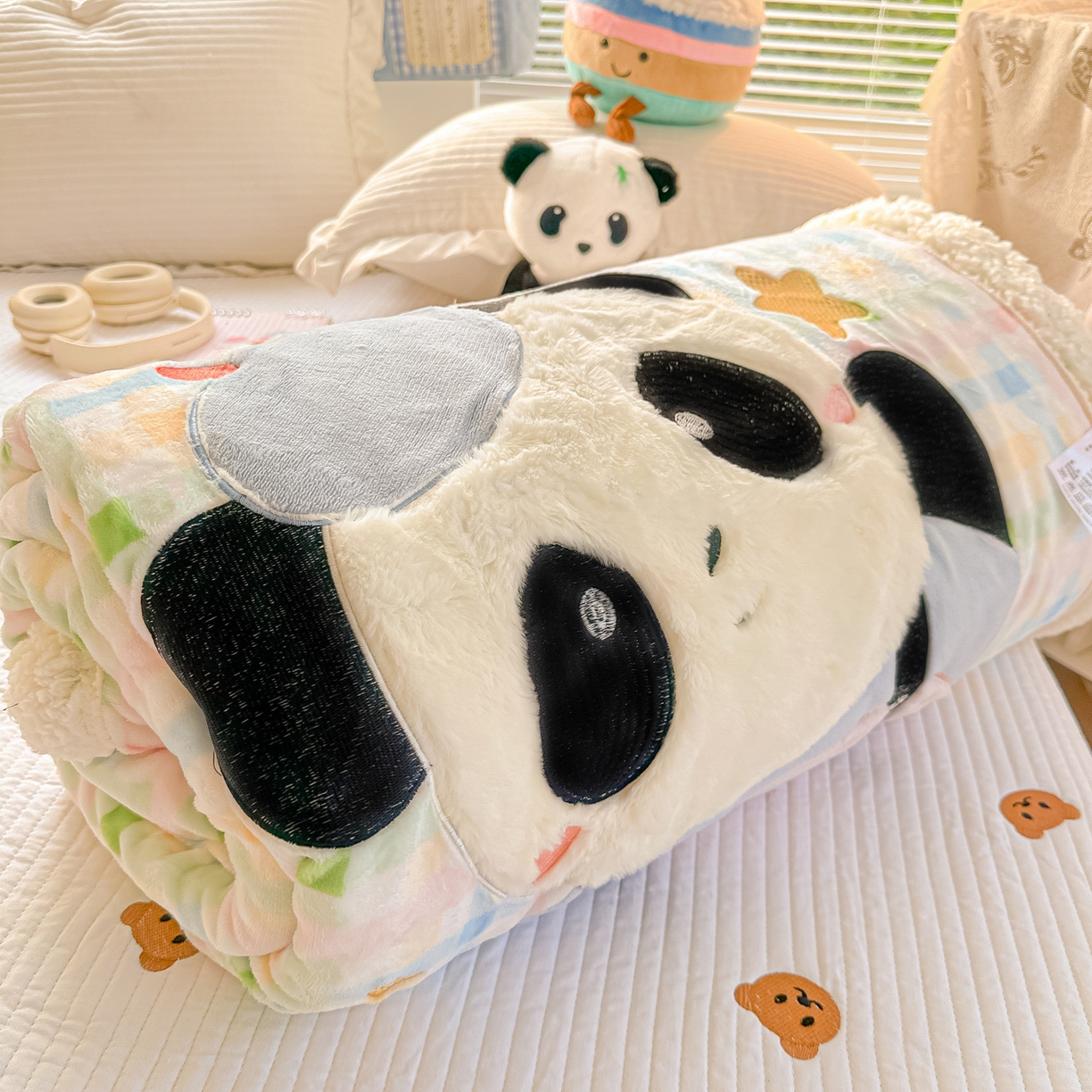 91家纺网 家纺一手货源 找家纺 爱彼家纺 2025新款秋冬加厚牛奶绒羊羔绒卡通贴布绣毛毯毯子-熊猫系列 毛毯快乐熊猫-七彩格