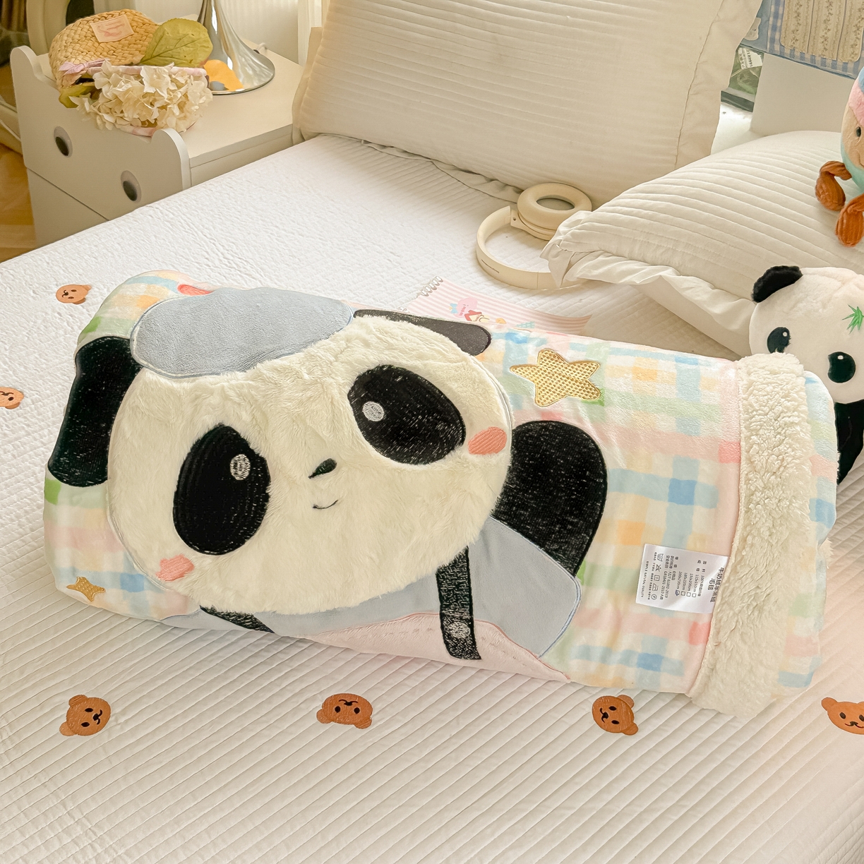 91家纺网 家纺一手货源 找家纺 爱彼家纺 2025新款秋冬加厚牛奶绒羊羔绒卡通贴布绣毛毯毯子-熊猫系列 毛毯快乐熊猫-七彩格