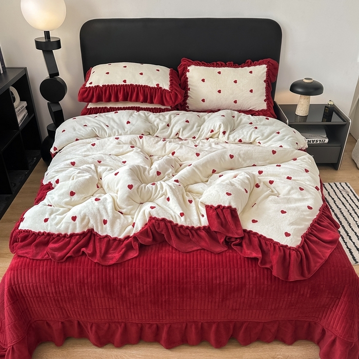 91家纺网 家纺一手货源 找家纺 欧尚 2025新款法式大花边床盖四件套 法式红色小心心
