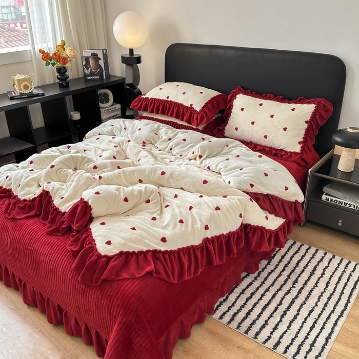 91家纺网 家纺一手货源 找家纺 欧尚 2025新款法式大花边床盖四件套 法式红色小心心